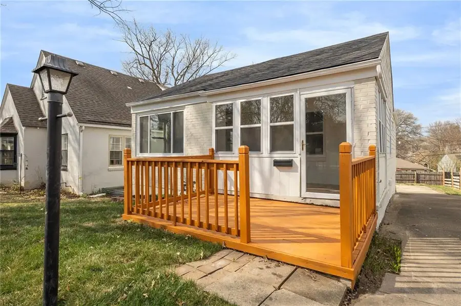 822 E 72nd Street, Kansas City, MO 64131 - #3