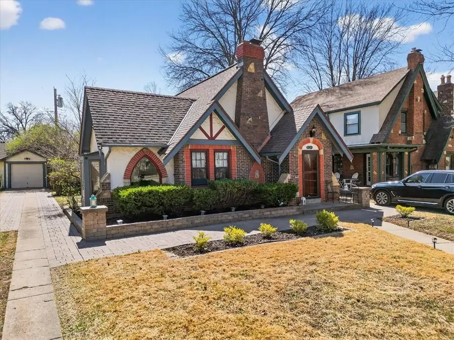 243 E 72nd Terrace, Kansas City, MO 64114 - #2