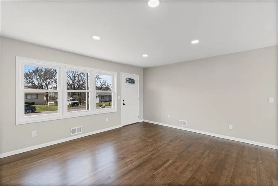 8921 N Charlotte Street, Kansas City, MO 64155 - #2