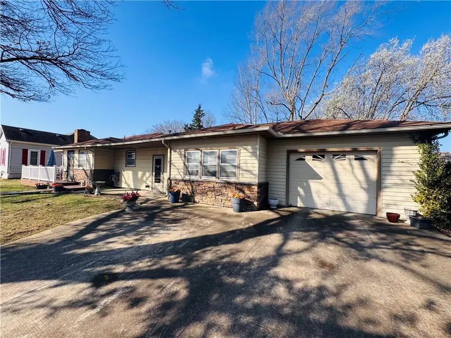 427 N Oak Street, Garnett, KS 66032 - #3