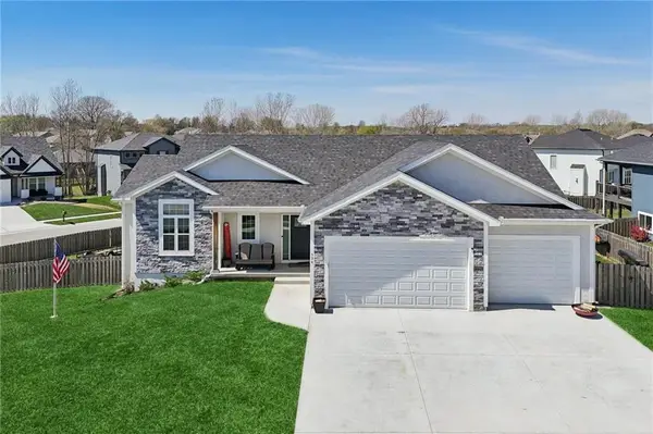 594 N Oakwood Lane, Tonganoxie, KS 66086