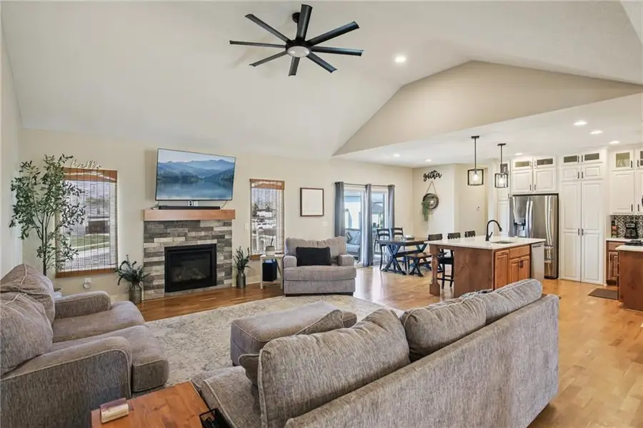 594 N Oakwood Lane, Tonganoxie, KS 66086 - #2