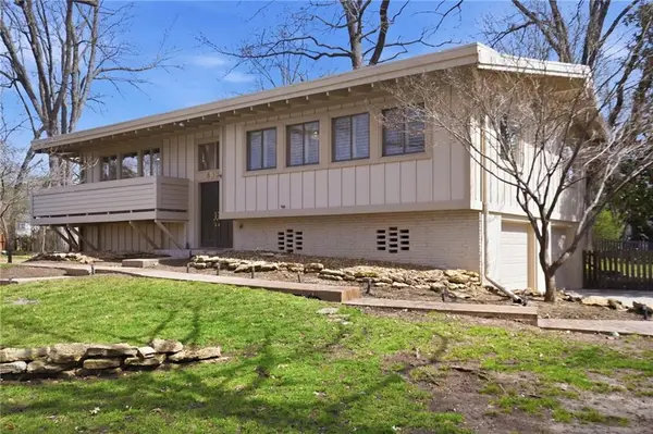 8329 Reinhardt Street, Prairie Village, KS 66206