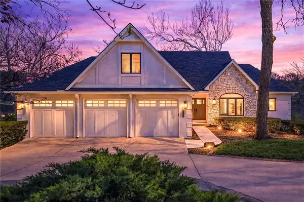 8111 NW Hillside Drive, Weatherby Lake, MO 64152