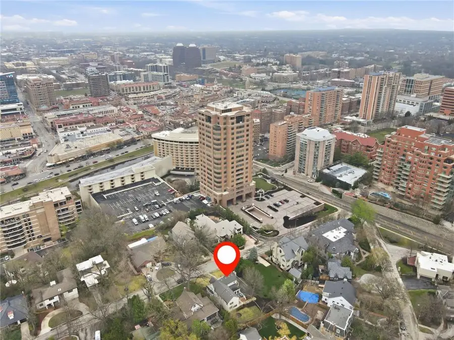 425 W 49th Terrace, Kansas City, MO 64112 - #2