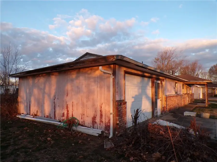 105 S Holiday Lane, Iola, KS 66749 - #2