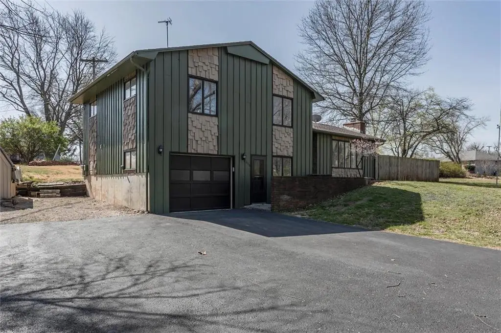 608 E 14th Terrace, Ottawa, KS 66067 - #1