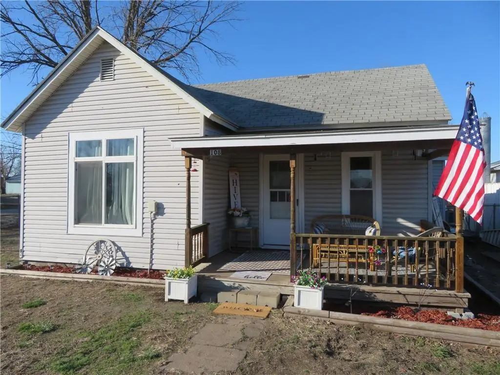 108 W Lake Street, McLouth, KS 66054 - #1