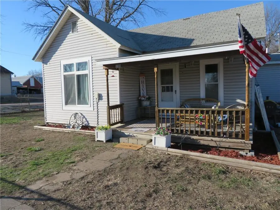 108 W Lake Street, McLouth, KS 66054 - #2