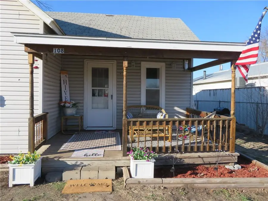 108 W Lake Street, McLouth, KS 66054 - #3
