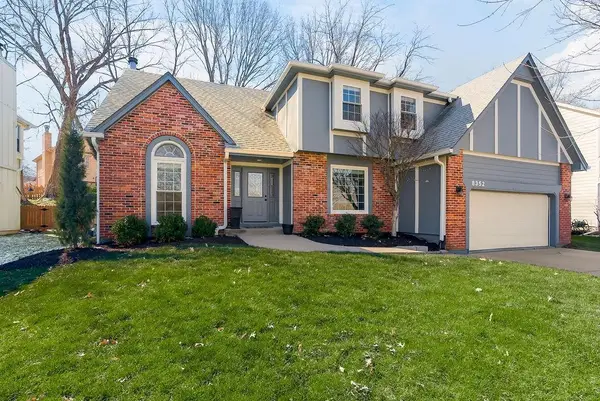 8352 Oakview Circle, Lenexa, KS 66215