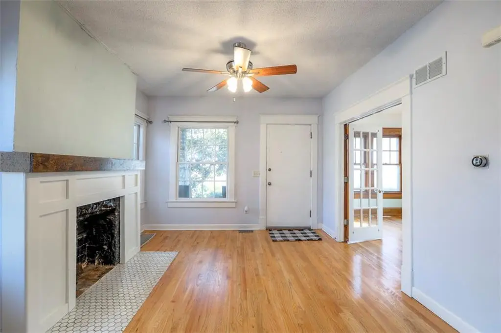 829 W 40 Street, Kansas City, MO 64111 - #1