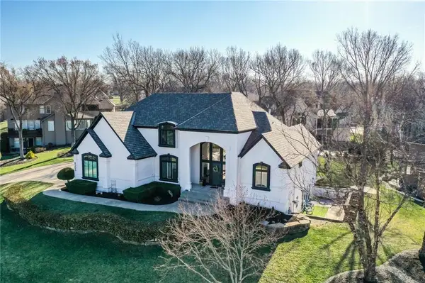 9205 Redbud Lane, Lenexa, KS 66220