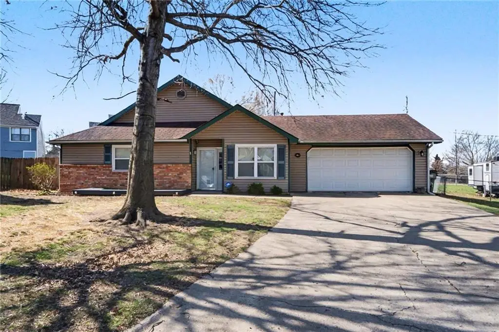 1605 E 21st Place, Lawrence, KS 66046 - #1