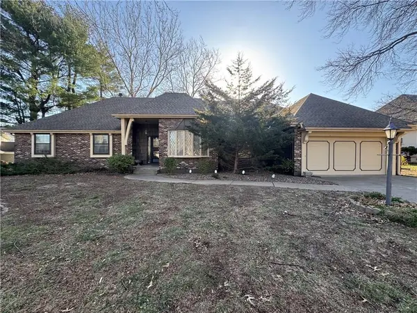 1208 NW Fairway Circle, Blue Springs, MO 64014