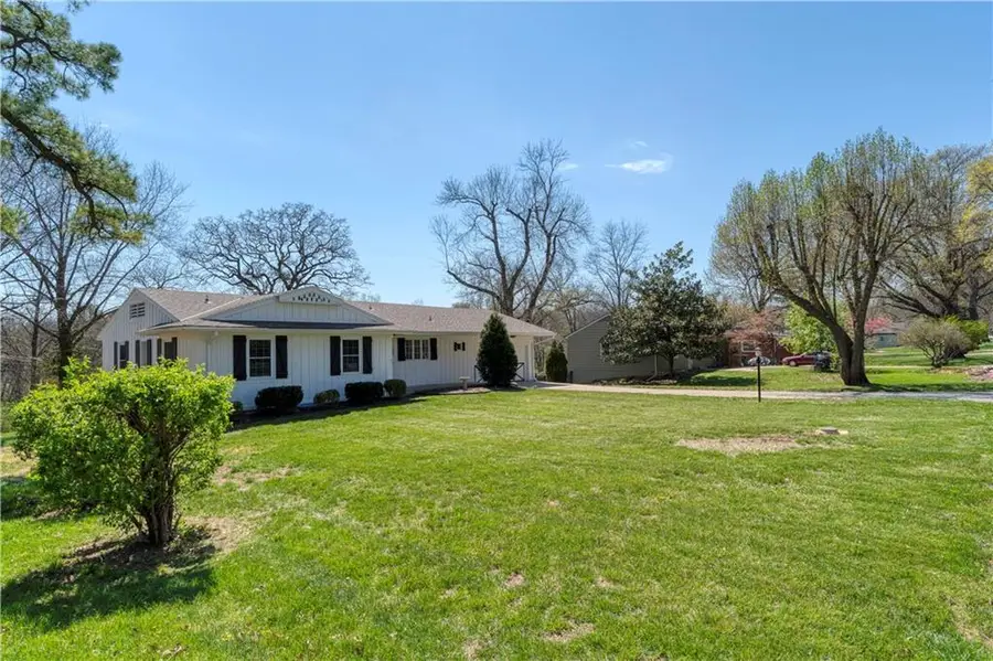 1409 E 108th Street, Kansas City, MO 64131 - #3