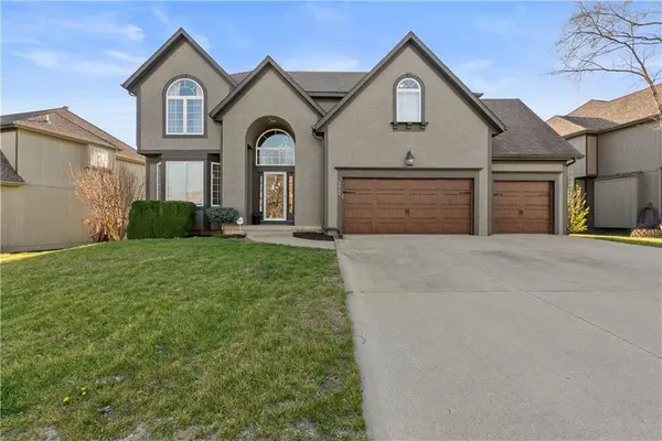 5929 NE Hidden Valley Drive, Lee's Summit, MO 64064