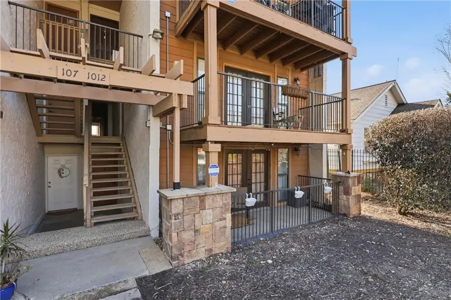 4727 Jarboe Street #102, Kansas City, MO 64112 - #3