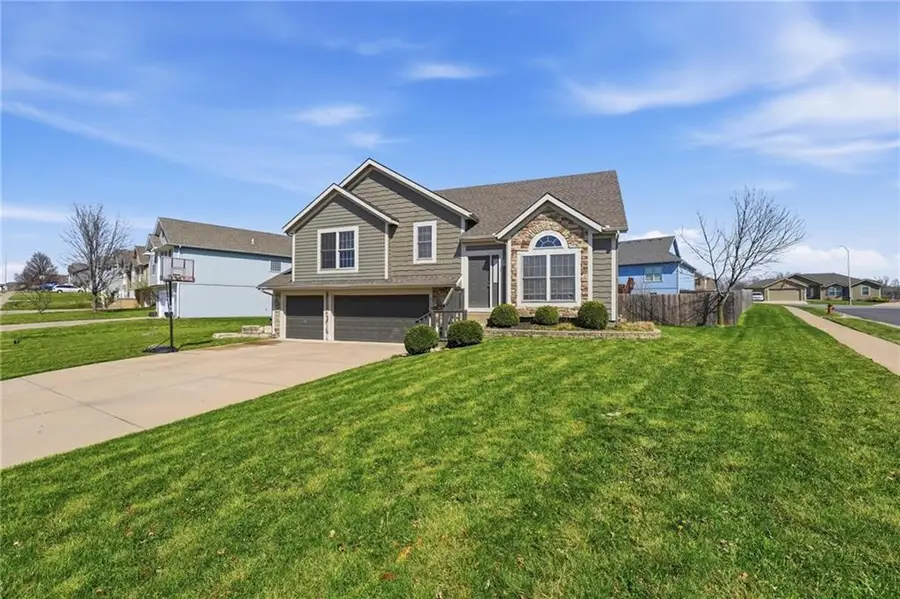 11207 N Summit Street, Kansas City, MO 64155 - #2