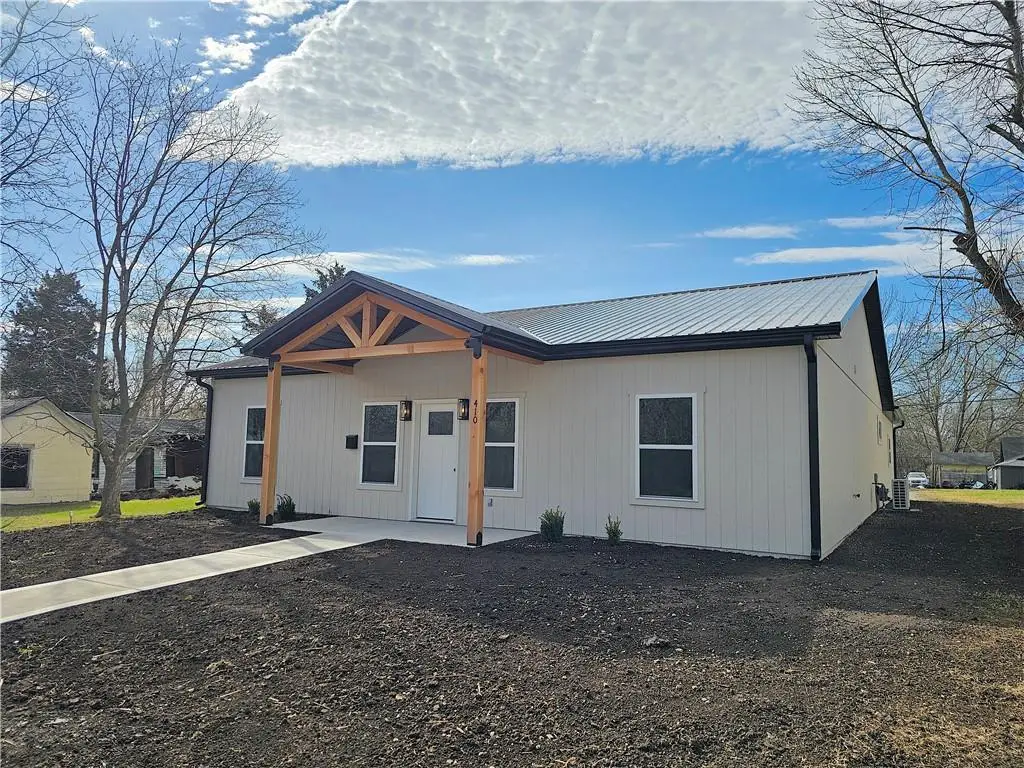 410 E 6th Avenue, Garnett, KS 66032 - #1