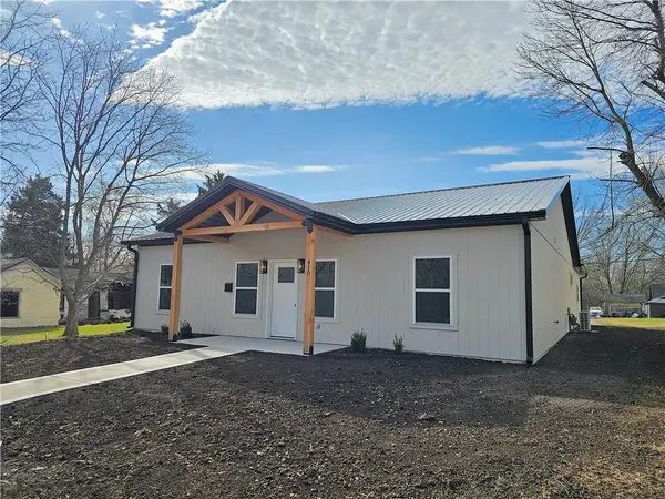 410 E 6th Avenue, Garnett, KS 66032