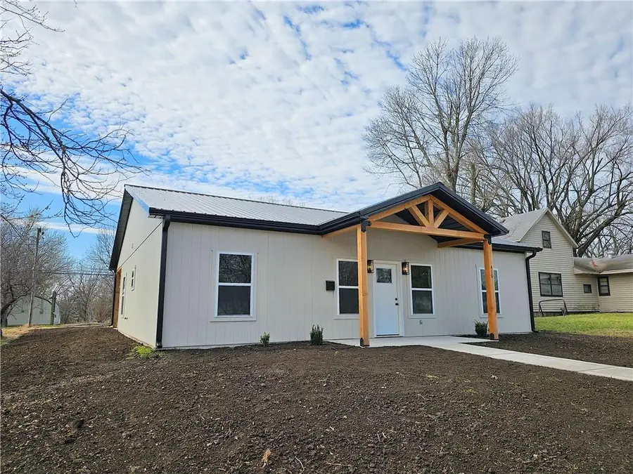 410 E 6th Avenue, Garnett, KS 66032 - #2