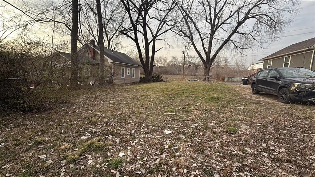 1001 W Hayward Avenue, Independence, MO 64052 - #1