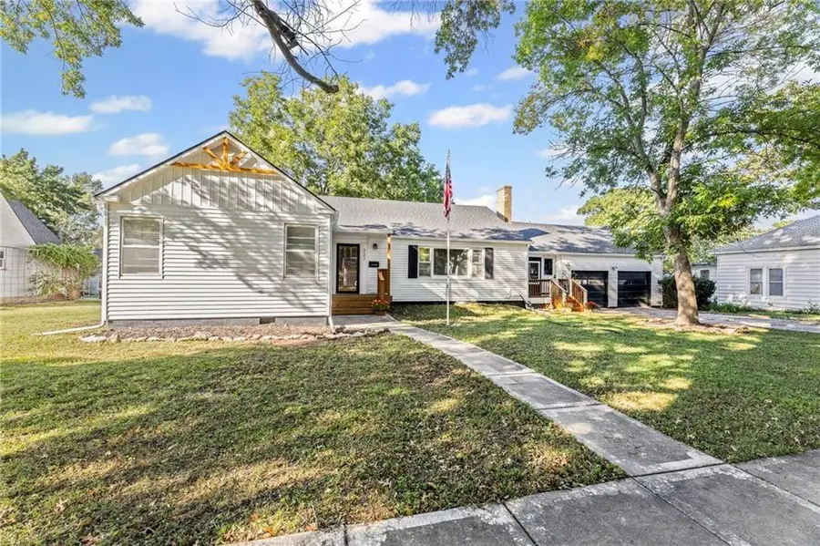 227 W 2nd Avenue, Garnett, KS 66032 - #2