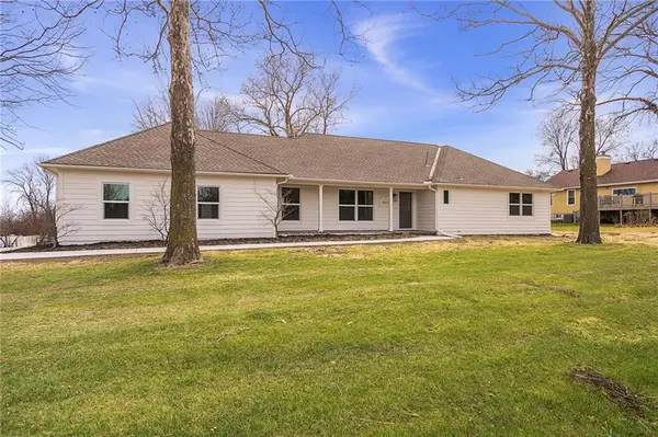 1913 W Dennis Avenue, Olathe, KS 66061