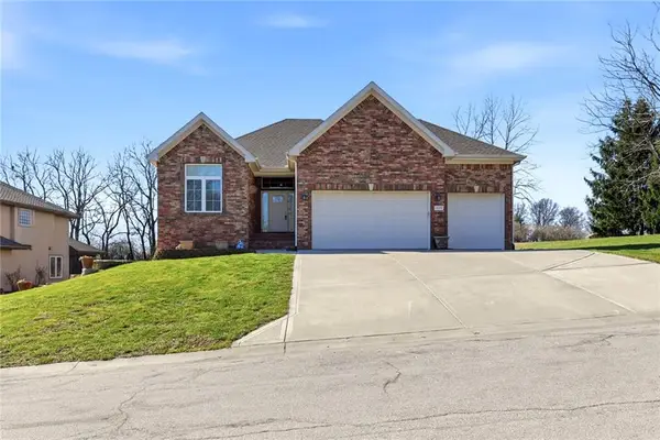1637 SW Hedgewood Lane, Lee's Summit, MO 64081
