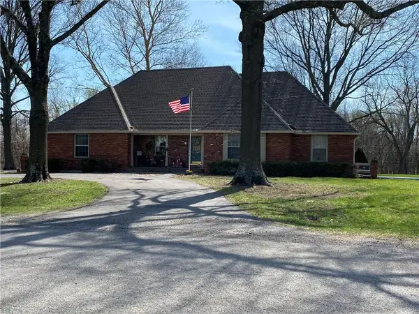 11 Skyline Dr Drive, Adrian, MO 64720