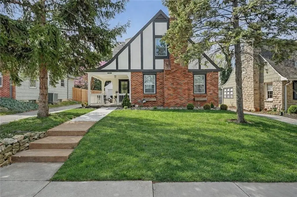 6846 Locust Street, Kansas City, MO 64131 - #1