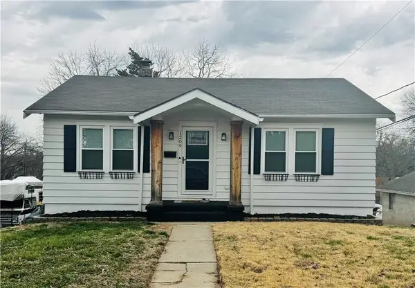 1209 S 30th Street, St Joseph, MO 64507