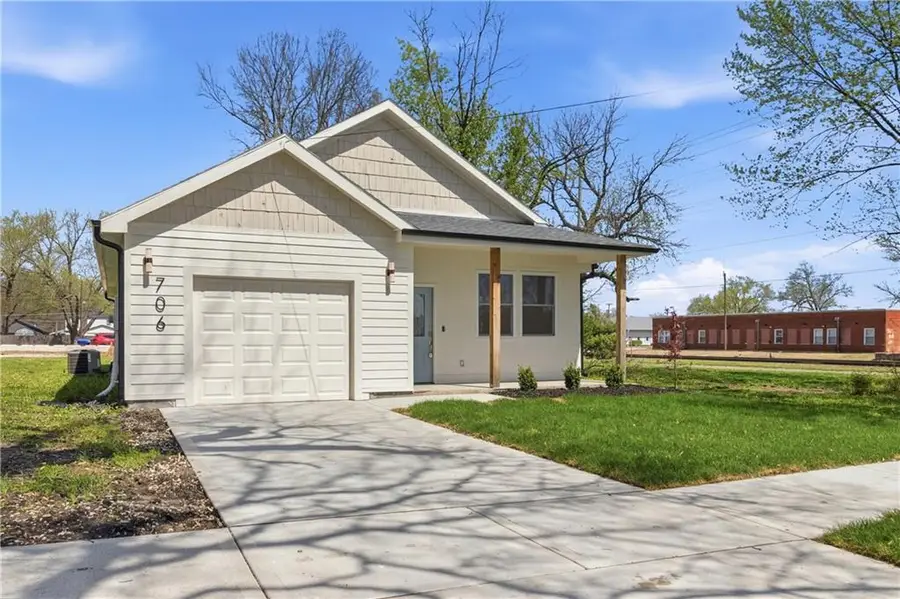 706 Pacific Avenue, Osawatomie, KS 66064 - #2