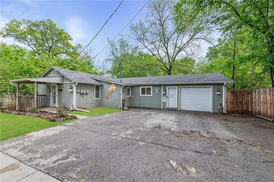 131 N Garfield Avenue, Bonner Springs, KS 66012 - #3