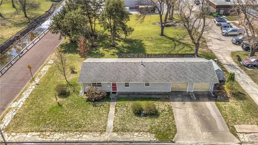 3 W Douglas Street, Iola, KS 66749 - #2