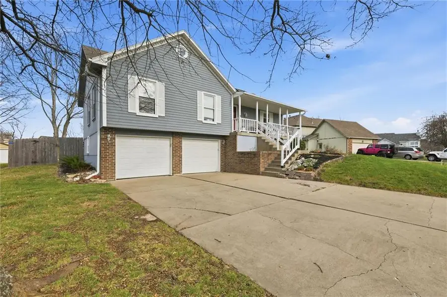 814 S Park Drive, Raymore, MO 64083 - #2