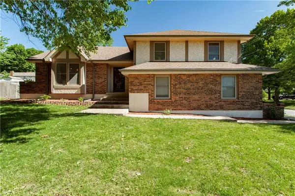 613 NE Locust Drive, Blue Springs, MO 64014