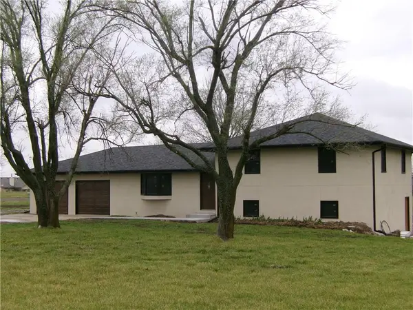 62 Walnut Street, Garden City, MO 64747