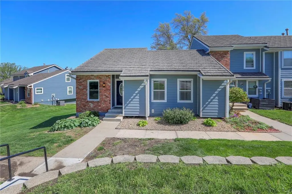 270 NE Bayview Drive, Lees Summit, MO 64064 - #1