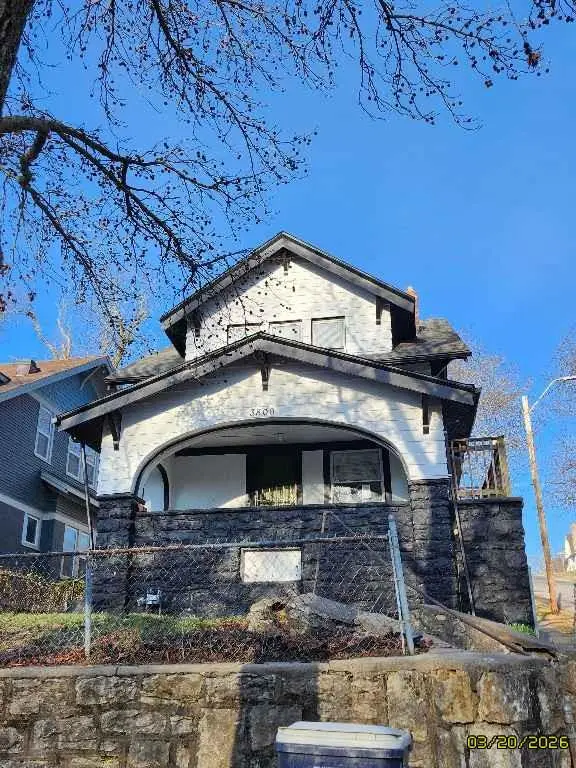 3800 Chestnut Avenue, Kansas City, MO 64128