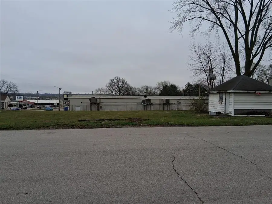 1402 E 9th Street, Trenton, MO 64683 - #3
