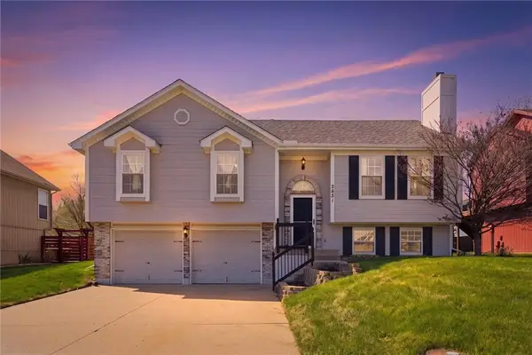 2531 NE Horseshoe Drive, Lee's Summit, MO 64086