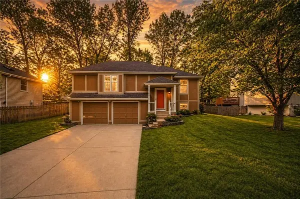 2405 NE Carousel Circle, Lee's Summit, MO 64086