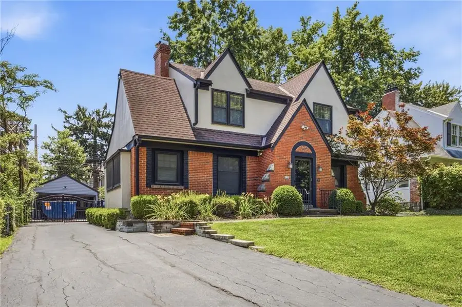 1207 W Gregory Boulevard, Kansas City, MO 64114 - #2