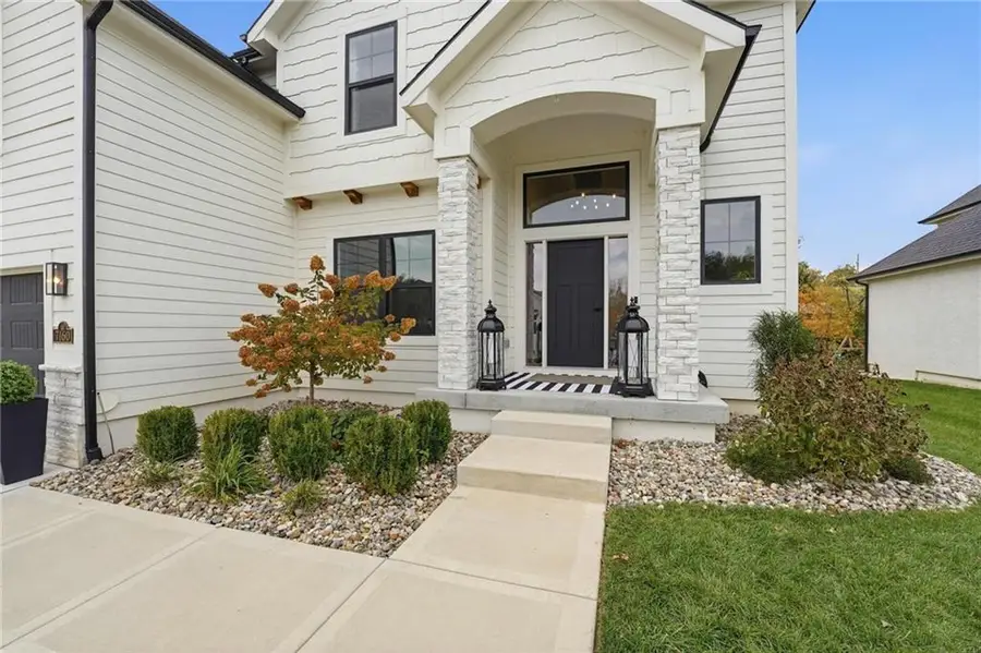 7160 N National Drive, Parkville, MO 64152 - #2