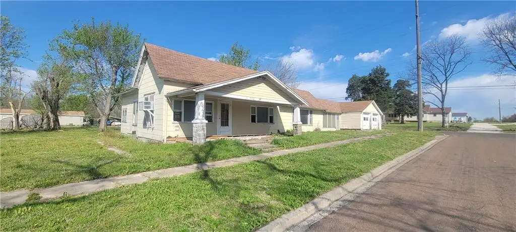 712 N 2nd Street, Iola, KS 66749 - #1