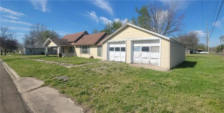 712 N 2nd Street, Iola, KS 66749 - #3