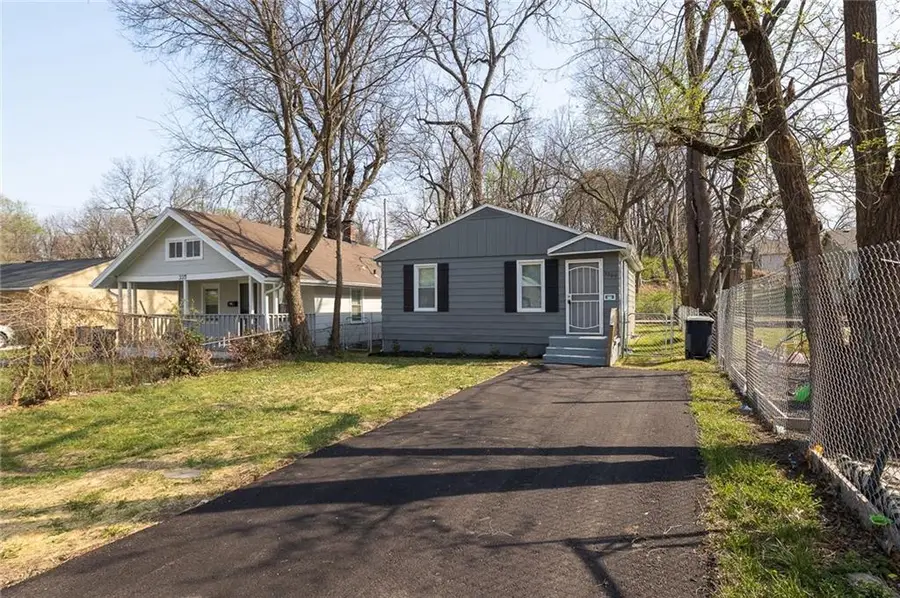 3309 E 69th Street, Kansas City, MO 64132 - #2