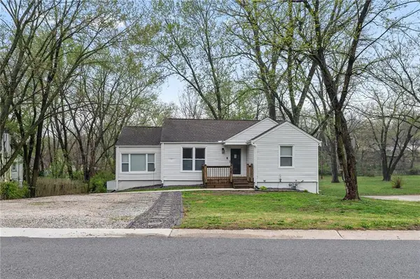 726 Lakewood Road, Bonner Springs, KS 66012